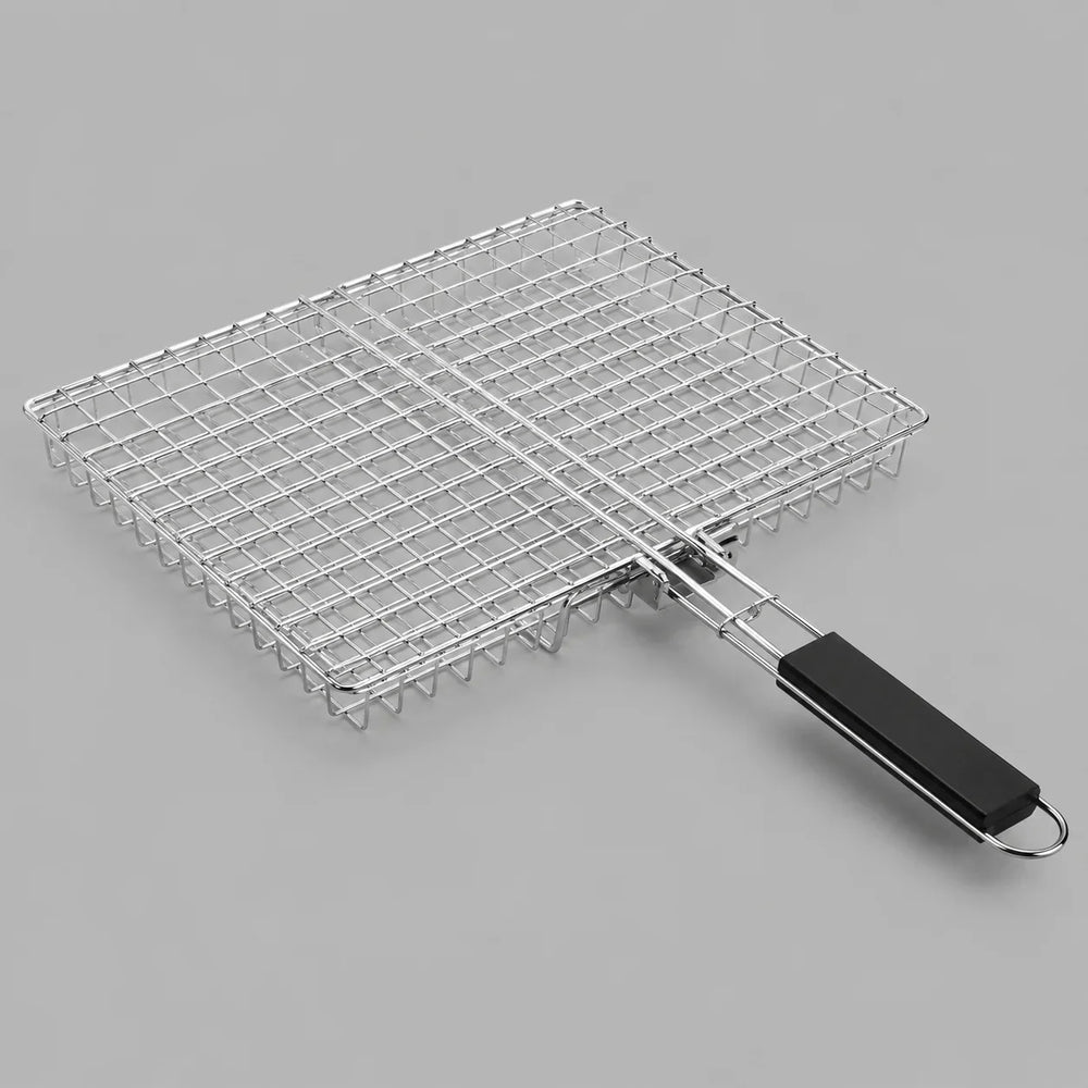 Metallgrillkorg med handtag på grå bakgrund