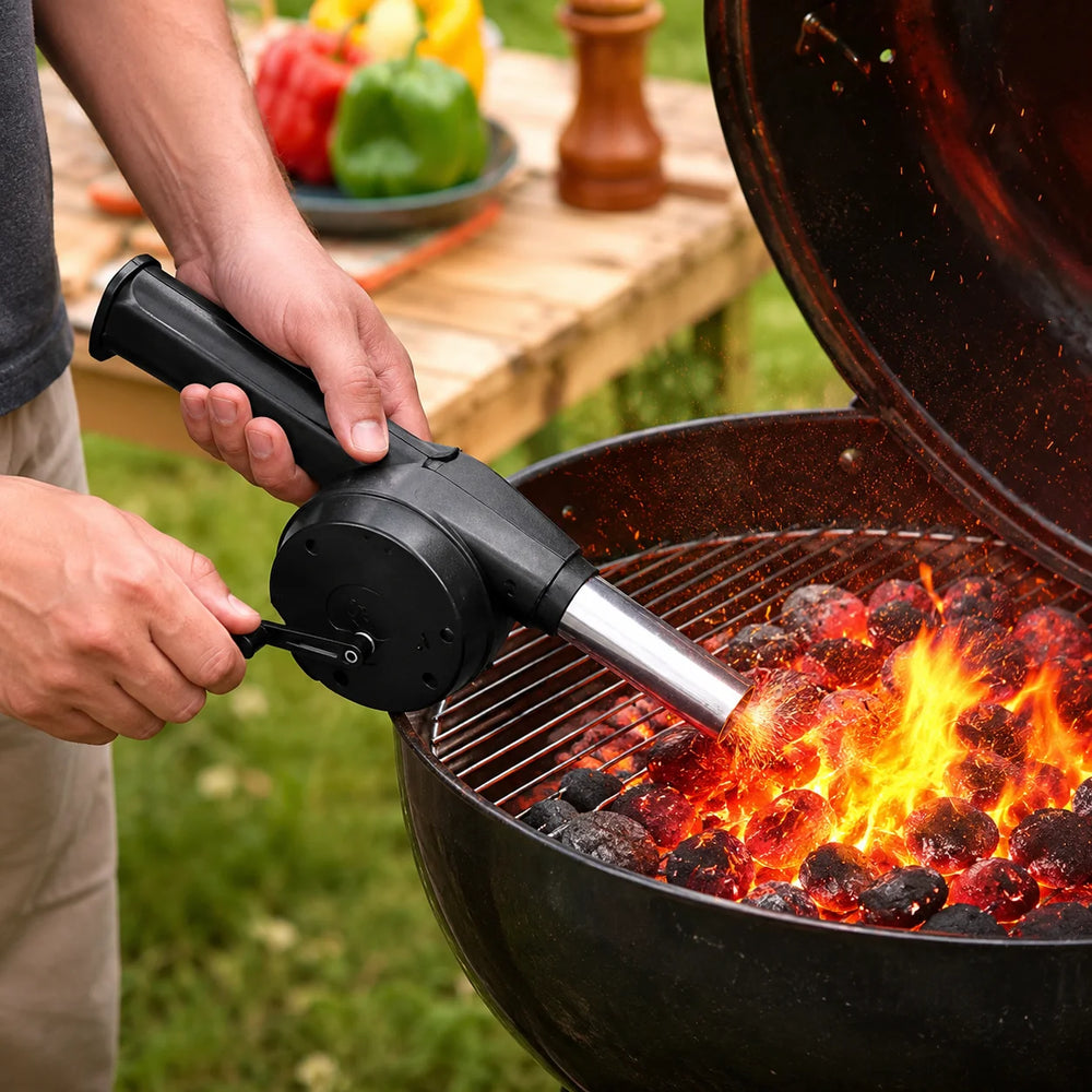 Tänd kol och briketter enklare med en manuell grillfläkt från GrillaHemma. Praktisk vevfläkt för kolgrill, camping och utomhusmatlagning.
